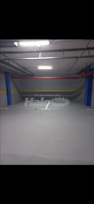 Veliko parking mesto u prizemnoj garazi/Str.Bana