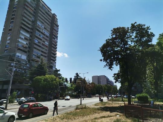 Voždovac,Vojvode Stepe kod crkve,lokal sa izlogom