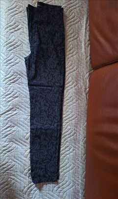 Ženske pantalone (2 para) i cvetna bluza (gratis)