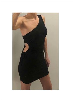 Bershka crna haljina na jedno rame (vel: M/L)