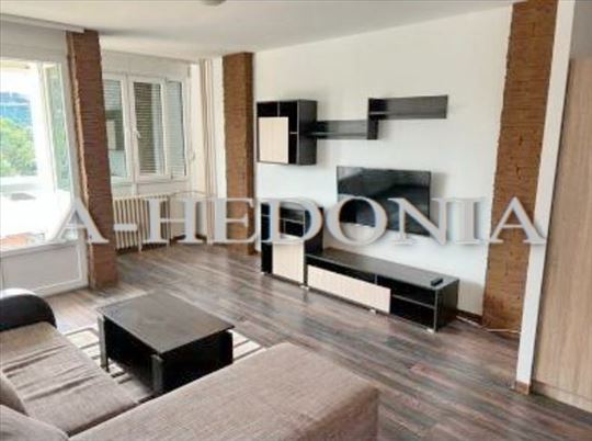 Blok 23, Arena, trosoban, renoviran stan