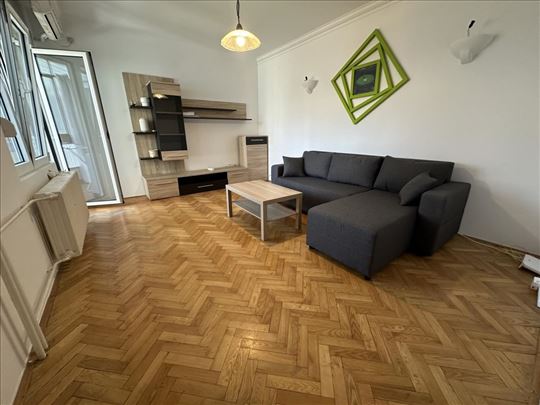 Broker - U centru sa parkingom!