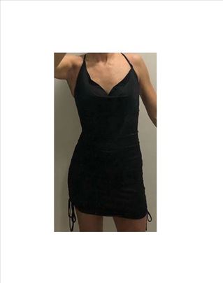 Crna haljina sa otvorenim leđima