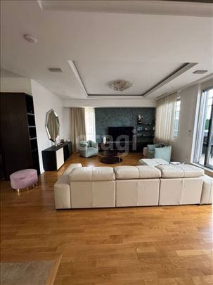 Dupleks Penthouse u kompleksu „OAZA“