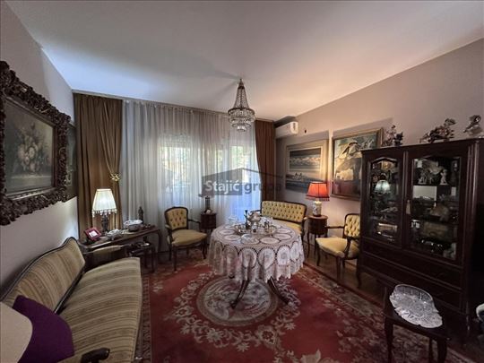 Dvostran, odličan, sa dvorištem