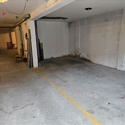 Garažno mesto 16m2 u nivou prizemlja 