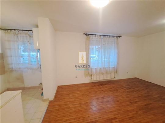 Karaburma uknjižen jednoiposoban stan