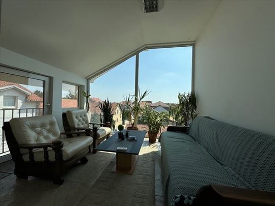 Kompletno opremljen stan, Ledine sa parking mestom