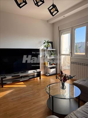 Moderan, renoviran stan sa terasom i parkingom