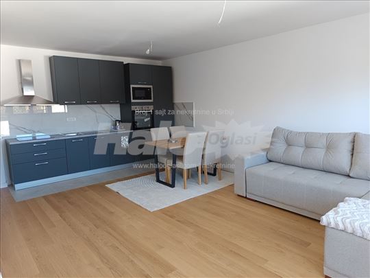 Novogradnja – atraktivan, namešten stan u centru S