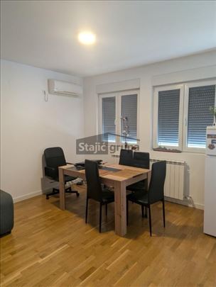 Novogradnja, pristupačan ulaz, parking sa rampom