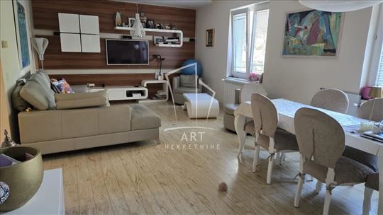 Odlična lokacija 3.0 stana, namešten, nov, mereno 