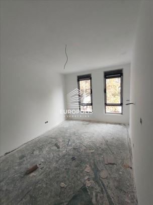 Retkost na tržištu!Stan pored TC Karaburme