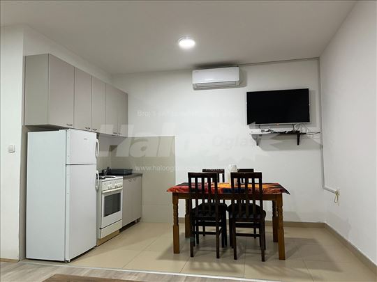 Stan na Miljakovcu 3,sa rezijama