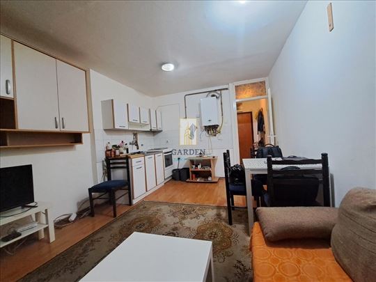 Uknjižen stan 50m2 Karaburma