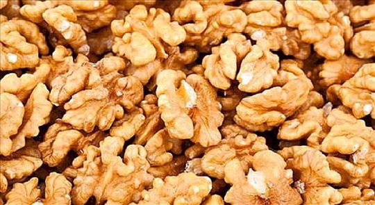 Usluzno susenje, krckanje i ciscenje orasa