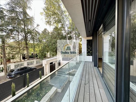 4-soban u luksuznoj savremenoj zgradi sa dvorištem