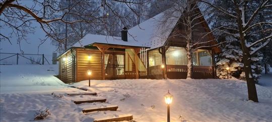 Banstol - vikendica na uređenom placu od 3.000m2