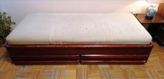 Dva ista kreveta i sto