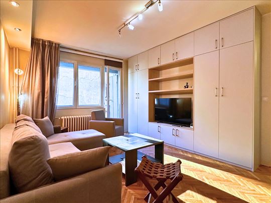 Funkcionalan dvosoban stan sa stvarima