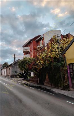 Izdaje se moderan 2.5 stan na Bulevaru kod Đerma