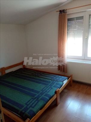 Izdajem jednoiposoban stan i garsonjeru