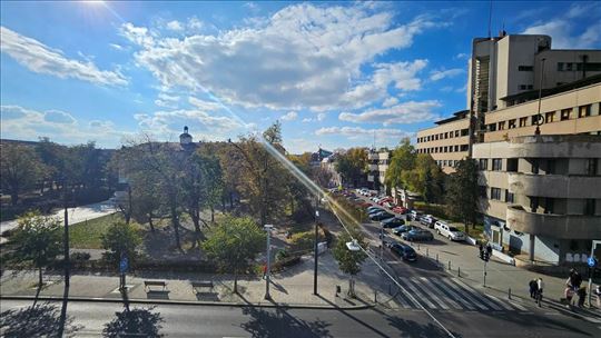 Izuzetno prostran i kompletno renoviran 5.0 stan