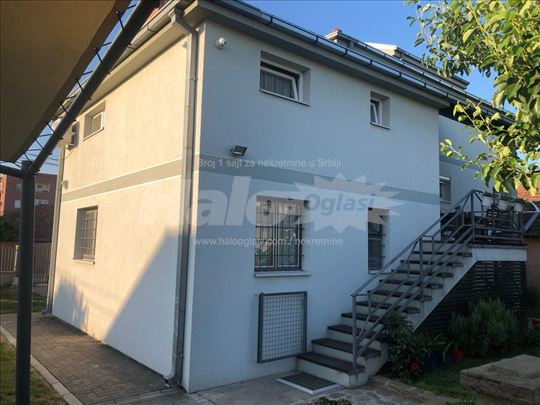 Kompletno nameštena garsonjera – Zemun, Altina