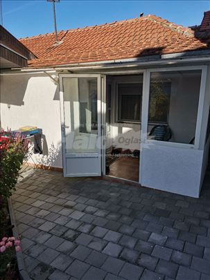 Kuća sa dvorištem na Bagdali