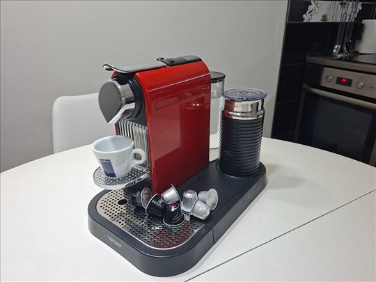Nespresso aparat za kafu + milk froter