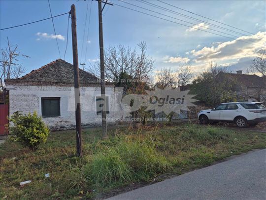 Plac sa starom kućom u Čurugu