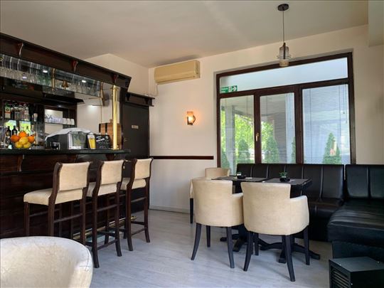 Prodajem namestaj za kafic