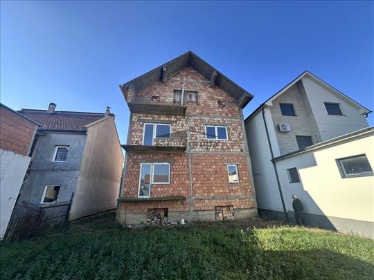 Prostrana kuća u Jabuci, 381m², na placu od 6.25 a