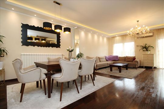 Renovirana lux kuća u nizu Dedinje