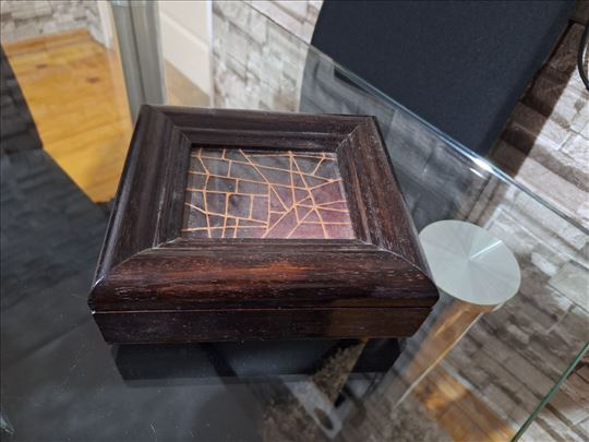 Starinska drvena kutija za nakit