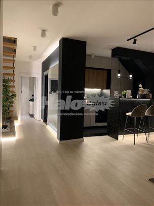 Trostrano osvetljen dupleks sa terasom i pogledom