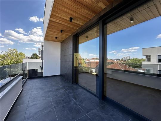 Urbana vila - 4.0 stan - krovna terasa - useljivo