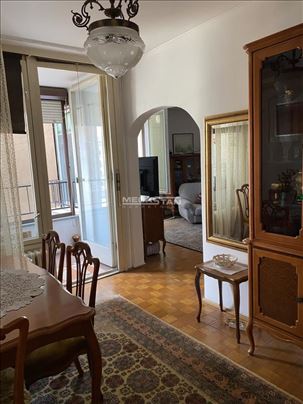 Blok 28, top lokacija, izuzetno lep svetao stan