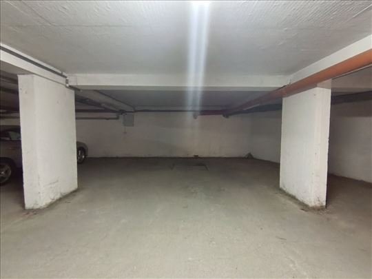 Dva garazna mesta u blizini KBC-a