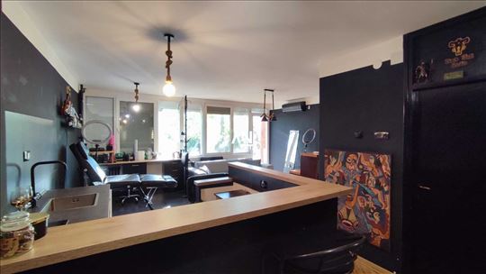 Dvorište 30m2. Jugoistočna orjenta. Fasadna cigla.