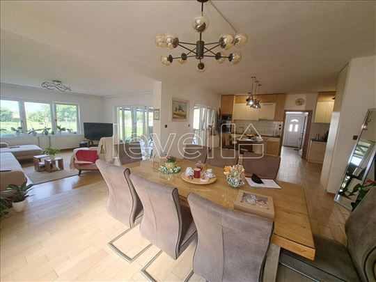 Futog, Novi Futog, Kuća, 5, 200,00m2