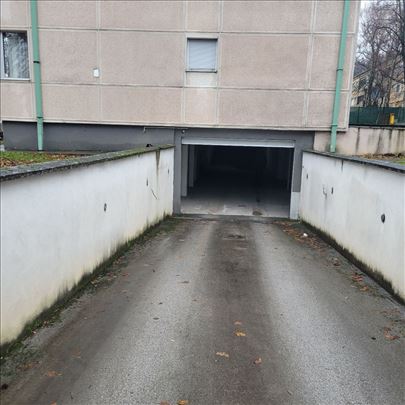 Garažno mesto, ul. Veljka Lukića Kurjaka, 12m2