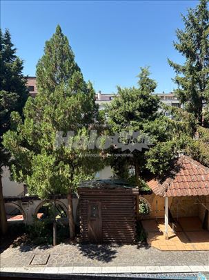 Jedinstveno u ponudi! Stan sa bazenom u dvoristu!