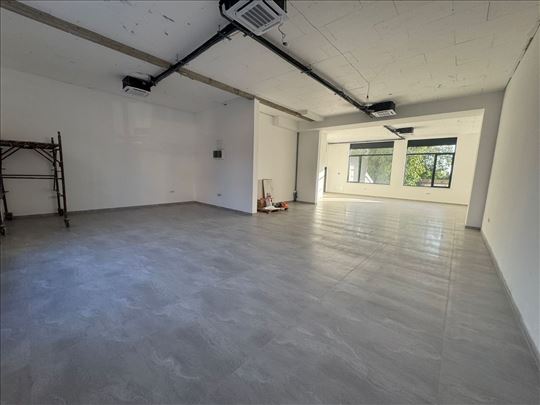 Odlican Lokal Sa 3 Parking Mesta