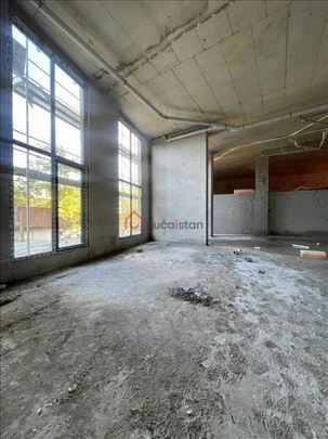 Prometna ulica. Dva izloga. Dvostrana orijentacija