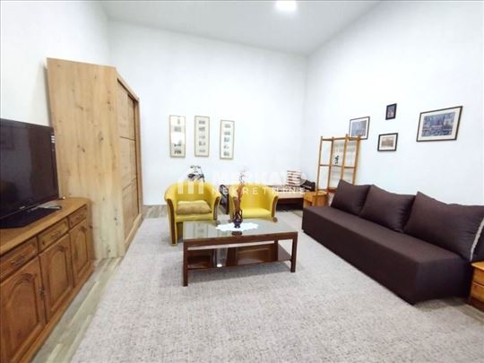 Renoviran, jednosoban stan sa parking mestom, Cent