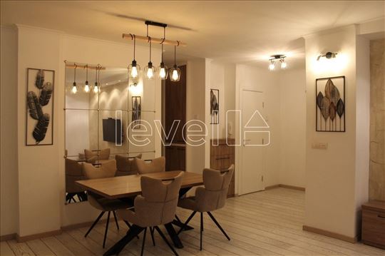 Stan,Novi Sad,Bulevar Oslobođenja,kv: 90.00, € 270