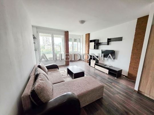 Blok 23, Arena, trosoban, renoviran stan