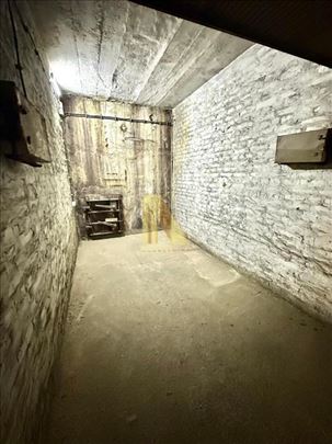 Garaža u kolektivnoj garaži, Kej