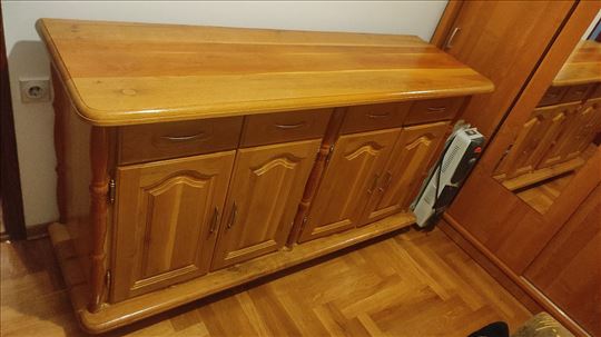 Komoda od hrastovog drveta 
